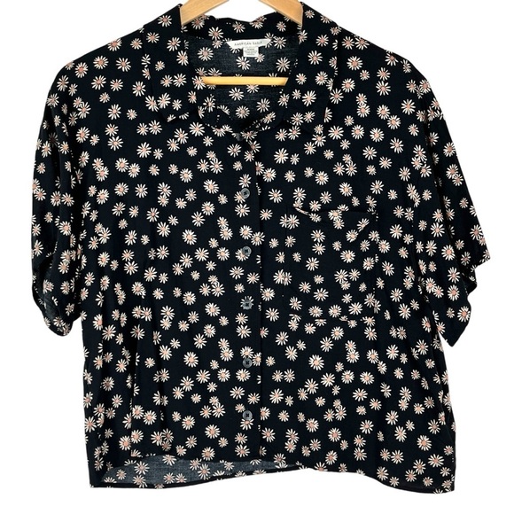 American Eagle Cropped Floral Black & Cream Button-Up Women's Blouse Size Medium - Picture 1 of 10
